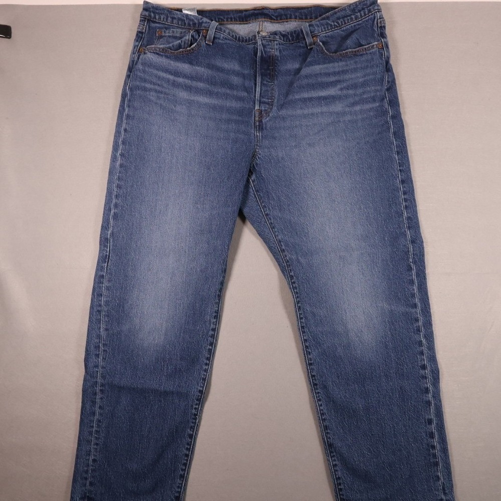 Levi's Straight Leg Jeans in Medium Blue Wash